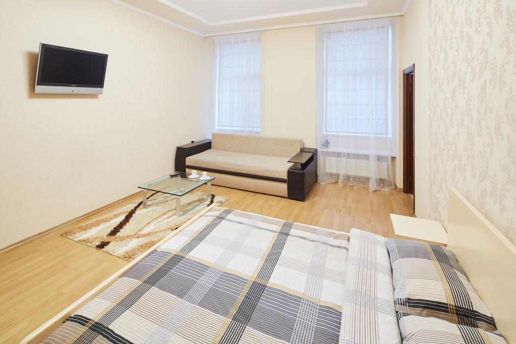 Centre Apartment On Svobody Avenue Lviv Room photo