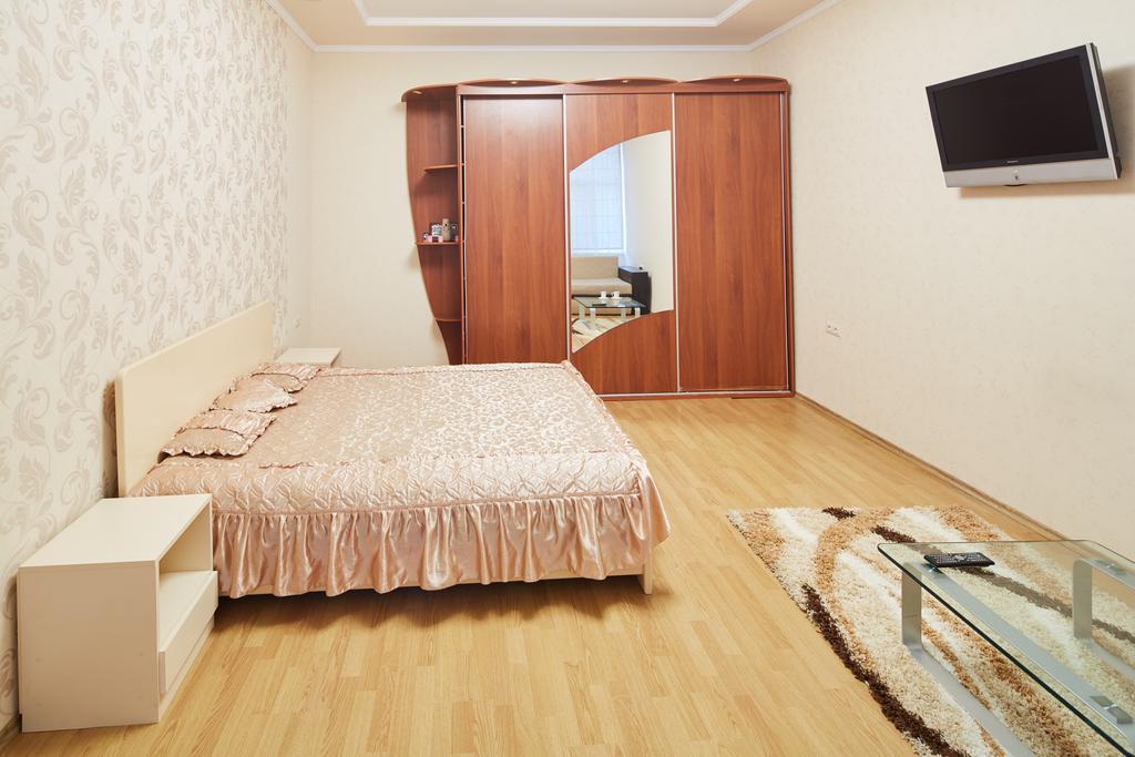 Centre Apartment On Svobody Avenue Lviv Room photo